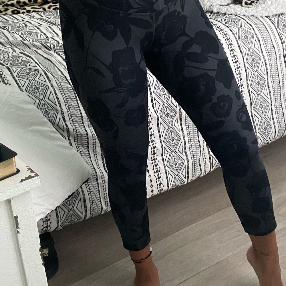 LULULEMON WORKOUT LEGGINGS